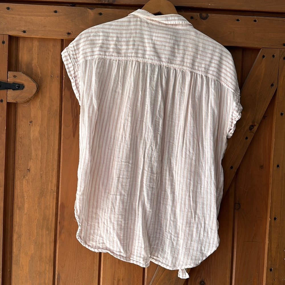 Lightweight AE button down - Picture 2 of 3